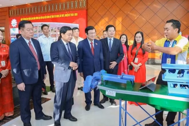 Lãnh đạo Trung ương và tỉnh Tây Ninh xem công nghệ tham gia triển lãm tại một sự kiện Đại hội Đảng bộ tỉnh Tây Ninh lần thứ nhất, nhiệm kỳ 2025-2030.