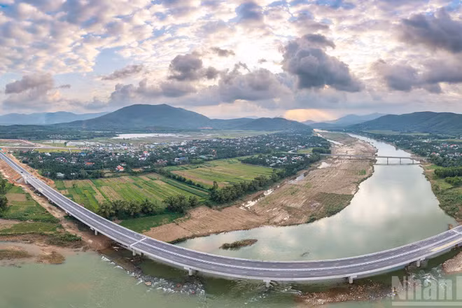 Dự án đường cao tốc đoạn Quảng Ngãi-Hoài Nhơn sẽ chính thức thông xe đưa vào khai thác từ 11 giờ 30 phút ngày 29/4.