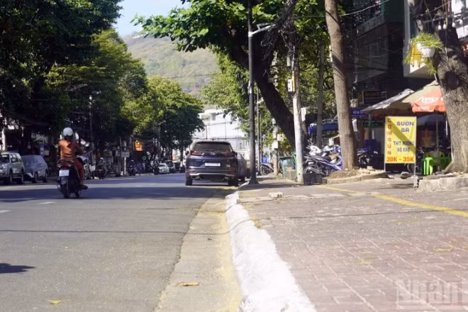 Vỉa hè trên đường Nam Kỳ Khởi Nghĩa, Vũng Tàu sáng 6/4 đã thông thoáng hơn với phần đường dành cho người đi bộ không bị lấn chiếm