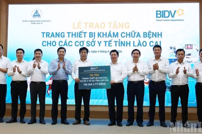 Lãnh đạo ngân hàng BIDV trao 2 tỷ đồng trang thiết bị y tế cho tỉnh Lào Cai. (Ảnh: THANH SƠN)