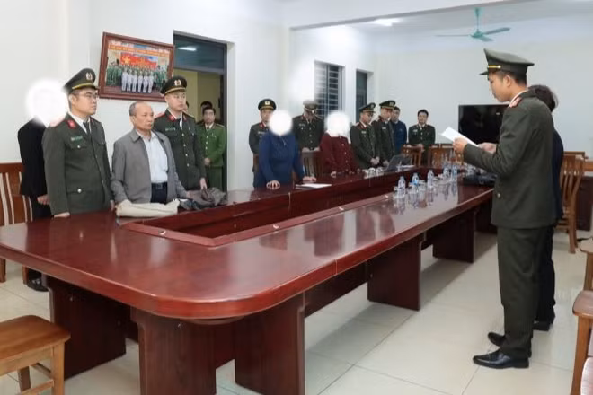Cơ quan An ninh điều tra Công an tỉnh Hưng Yên đọc quyết định khởi tố vụ án hình sự, khởi tố bị can, lệnh khám xét chỗ ở, lệnh bắt bị can để tạm giam đối với Vũ Như Anh.