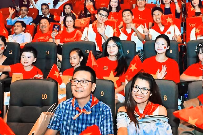 Đông đảo khán giả đến thưởng thức suất chiếu sớm bộ phim “Tổ quốc trong tim” do Báo Nhân Dân sản xuất. (Ảnh: BẢO LONG)