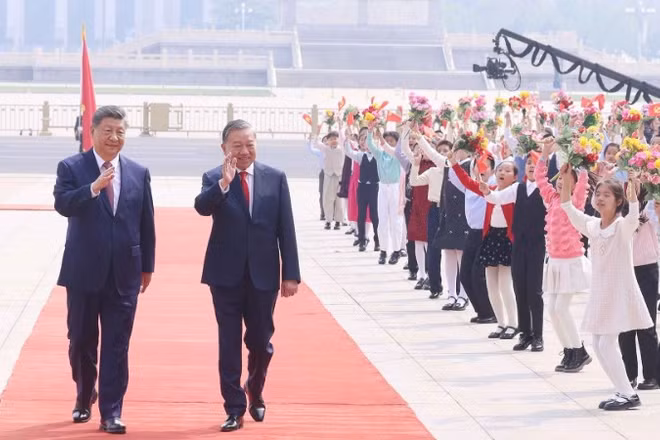 Sáng 15/4/2026, tại Đại lễ đường Nhân dân ở thủ đô Bắc Kinh, Tổng Bí thư, Chủ tịch Trung Quốc Tập Cận Bình và Phu nhân chủ trì Lễ đón trọng thể Tổng Bí thư, Chủ tịch nước Tô Lâm và Phu nhân thăm cấp Nhà nước đến Trung Quốc theo nghi thức cao nhất dành cho nguyên thủ quốc gia. (Ảnh: TTXVN)