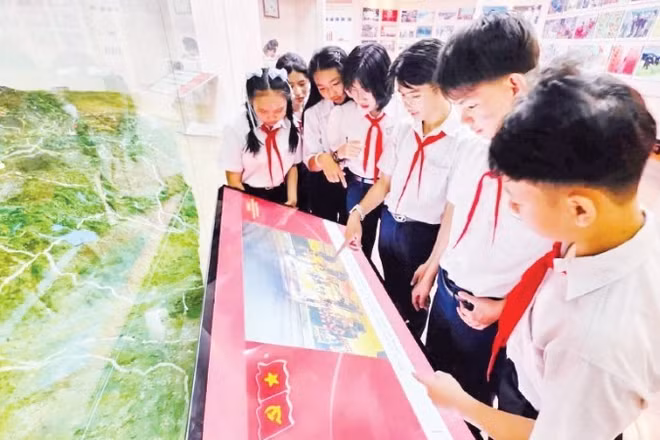 Học sinh Trường trung học cơ sở Hải Ninh (xã Hải Ninh, tỉnh Lâm Đồng) trải nghiệm màn hình tương tác tại Bảo tàng Lâm Đồng. (Ảnh: BTC)