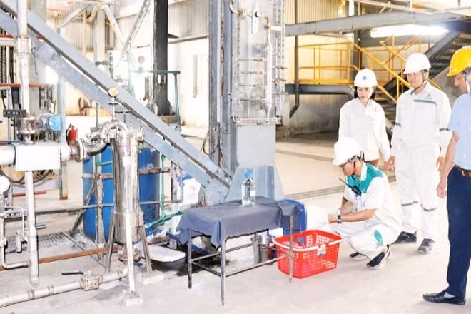 Lấy mẫu kiểm tra sản phẩm E100 trước khi xuất bán.