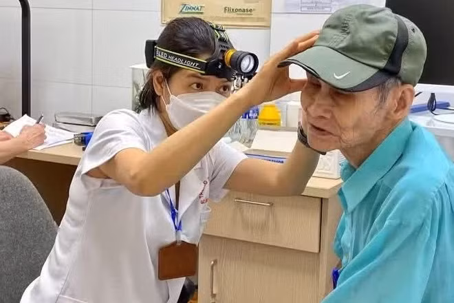 Các y, bác sĩ thăm khám cho người khuyết tật, người trong hộ cận nghèo tại Phòng khám 21 Phan Chu Trinh, Hà Nội.