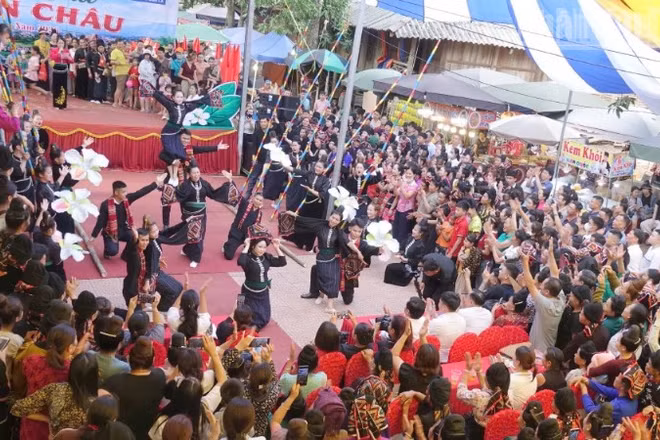 Ngày hội xoài Yên Châu thu hút hàng ngàn người dân, du khách tới tham gia, trải nghiệm các hoạt động.