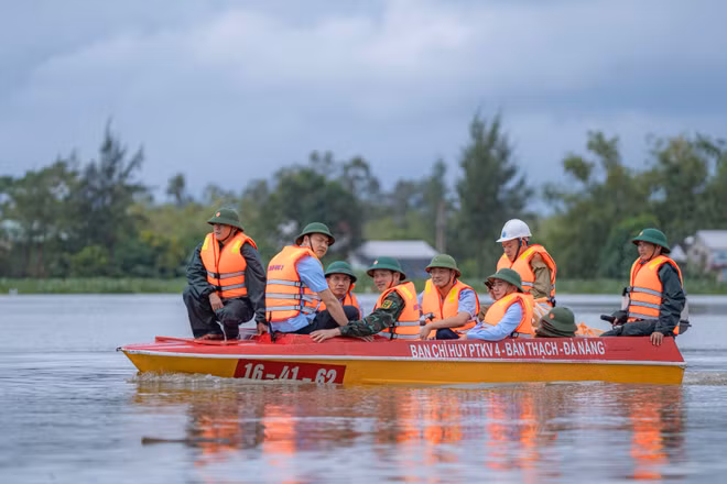 Đồng chí Trần Cẩm Tú cùng đoàn công tác vượt dòng nước lớn tới thăm hỏi các hộ dân vùng lũ xã Thăng An, thành phố Đà Nẵng.