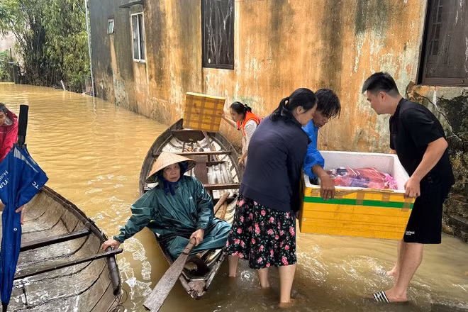 Người dân vận chuyển thực phẩm vào tổ dân phố Đông Hòa.