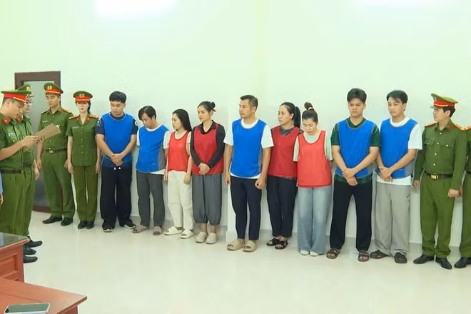 Cơ quan Cảnh sát điều tra Công an tỉnh Thanh Hóa thi hành lệnh khởi tố vụ án, khởi tố các bị can. (Ảnh: Công an Thanh Hóa)