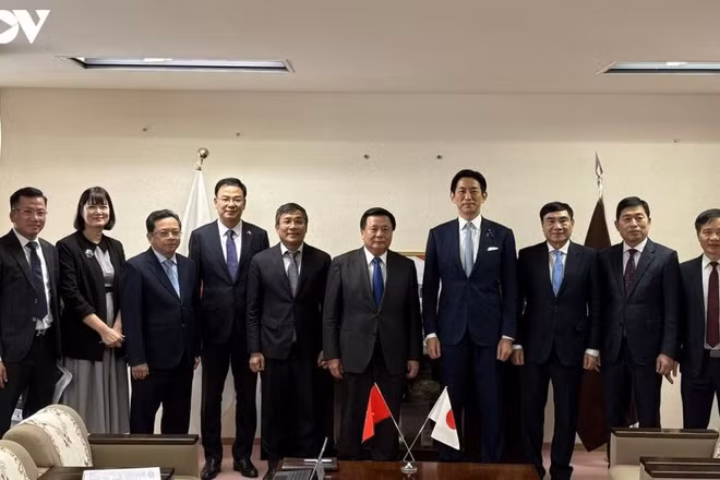 Đoàn Việt Nam làm việc với Trưởng Ban Nghiên cứu Chính sách LDP, Hạ Nghị sĩ Kobayashi Takayuki. (Ảnh: VOV) 