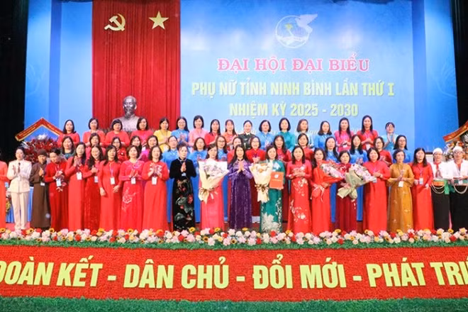 Kỳ Đại hội đầu tiên của Hội Liên hiệp Phụ nữ tỉnh Ninh Bình mới.