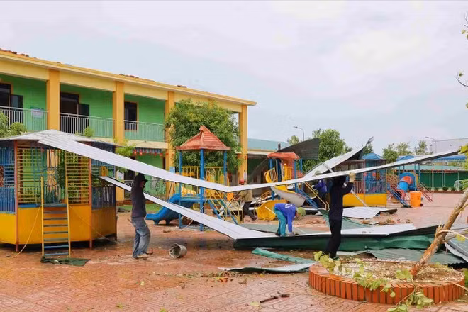 Các đơn vị trường học trên địa bàn xã Hưng Nguyên (tỉnh Nghệ An) khắc phục thiệt hại sau bão số 5.