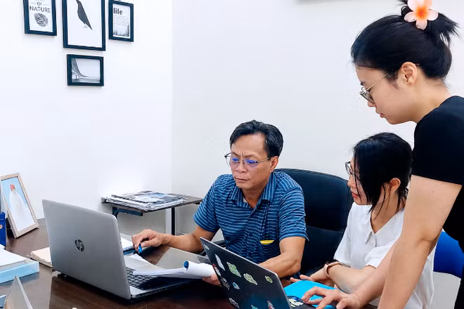 Tiến sĩ Hoàng Lương trao đổi với nhóm nghiên cứu về kết quả xử lý nước thải bằng công nghệ EBB (Ảnh: LƯƠNG HIẾU)