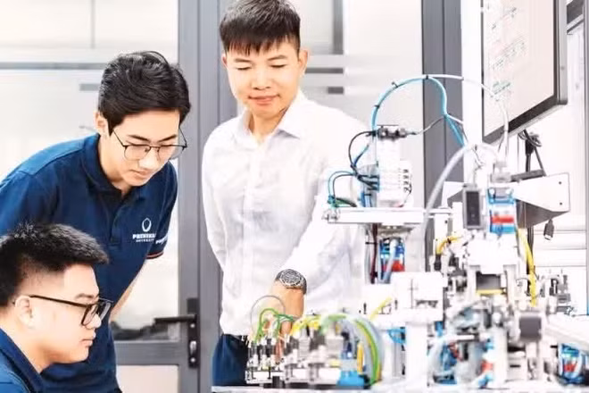 Hoạt động nghiên cứu, thực hành tại Trường đại học Phenikaa. (Ảnh: VŨ THƠM) 