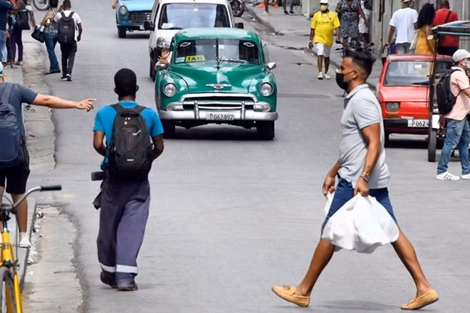 Người dân di chuyển trên đường phố tại La Habana, Cuba. (Ảnh: THX/TTXVN) 