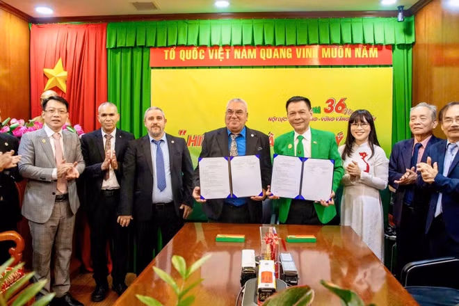 Ông Jamal Khatib, Chủ tịch kiêm Tổng Giám đốc AGAM Company (thứ 5 từ trái sang) trao đổi biên bản ghi nhớ hợp tác với ông Hồ Huy, Chủ tịch Hội đồng quản trị, Tổng Giám đốc Tập đoàn Mai Linh.