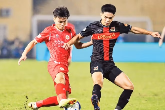 Công an Hà Nội (áo đỏ) thắng Ninh Bình 3-2.