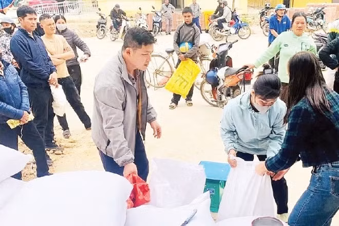Người dân xã Vân Nham, tỉnh Lạng Sơn được cấp phát gạo.