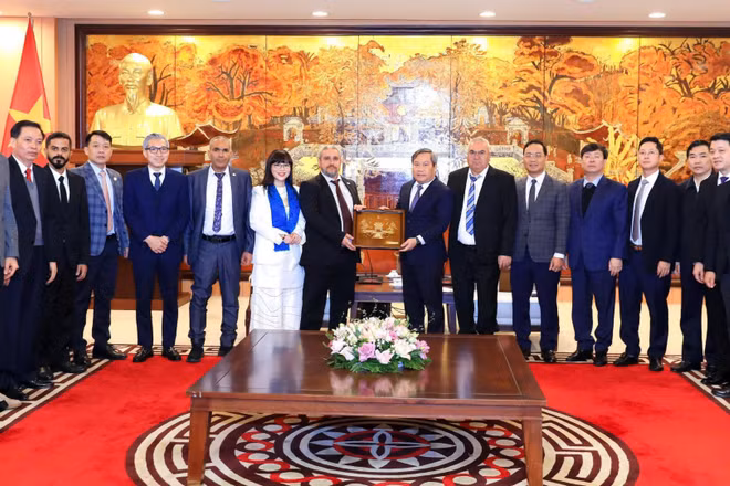 Phó Bí thư thành ủy, Chủ tịch Ủy ban nhân dân thành phố Hà Nội Vũ Đại Thắng (thứ 8 từ phải sang) tiếp Đoàn đại biểu Hội đồng doanh nhân Arab do ông Bassam Tabajah, Chủ tịch Hội đồng dẫn đầu.