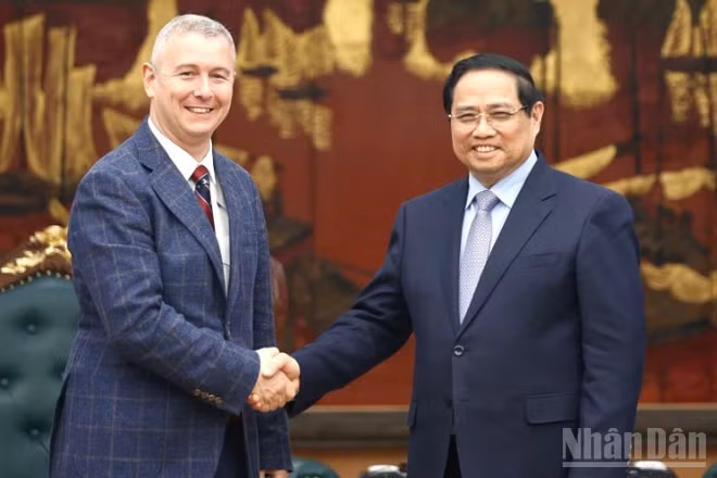 Thủ tướng Chính phủ Phạm Minh Chính và Đại sứ Vương quốc Bỉ tại Việt Nam Karl Van den Bossche. (Ảnh: Trần Hải)