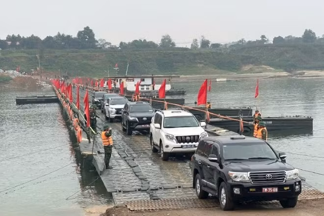 Cầu phao Đoan Hùng nối đôi bờ sông Lô bảo đảm việc đi lại của người dân trong dịp Tết Nguyên đán.