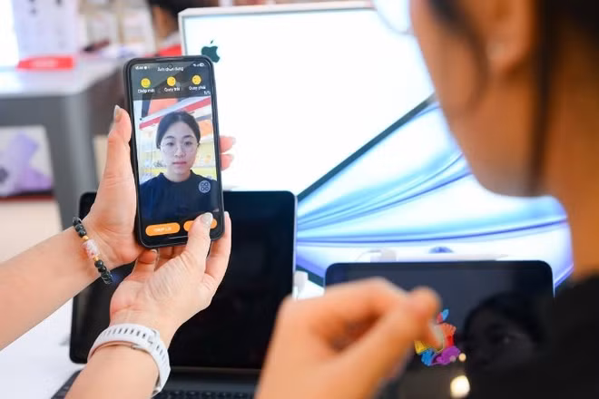 Xác thực sinh trắc học là yêu cầu bắt buộc nhằm bảo đảm người chuyển SIM sang thiết bị mới là chính chủ thuê bao. (Ảnh: Viettel)