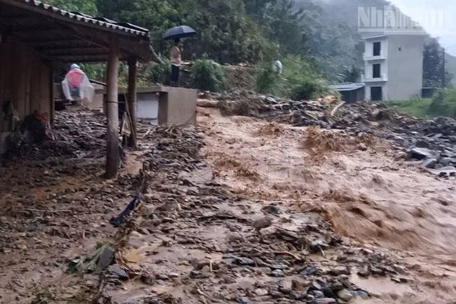 Tại xã Ngọc Chiến, có 8 nhà tại các bản Lọng Cang, Kẻ và Đông Xuông bị sạt ta-luy dương và âm phải di chuyển khẩn cấp. 