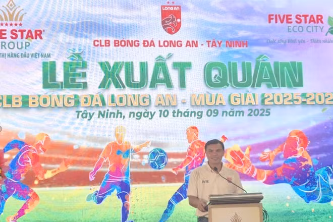 Cựu danh thủ Phan Văn Tài Em, Trưởng đoàn bóng đá Tây Ninh phát biểu tại lễ xuất quân.