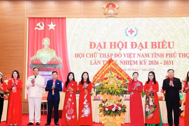 Đồng chí Bùi Thị Minh, Phó Bí thư Tỉnh ủy, Chủ tịch Ủy ban Mặt trận Tổ quốc Việt Nam tỉnh Phú Thọ tặng hoa chúc mừng Đại hội.