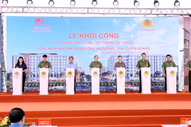 Đại biểu ấn nút khởi công dự án xây dựng nhà ở cho lực lượng vũ trang Công an nhân dân tại phường An Tường, tỉnh Tuyên Quang.