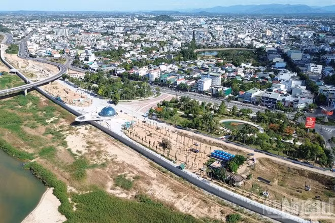 Dự án kè chống sạt lở và tôn tạo cảnh quan bờ nam sông Trà Khúc không chỉ chống sạt lở mà còn tạo không gian xanh để nhân dân có nơi vui chơi, giải trí, tạo điểm nhấn mới cho đô thị trung tâm tỉnh lỵ Quảng Ngãi.
