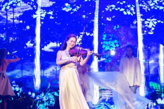 Nghệ sĩ viola Nguyệt Thu trong một chương trình hòa nhạc tại Hà Nội.