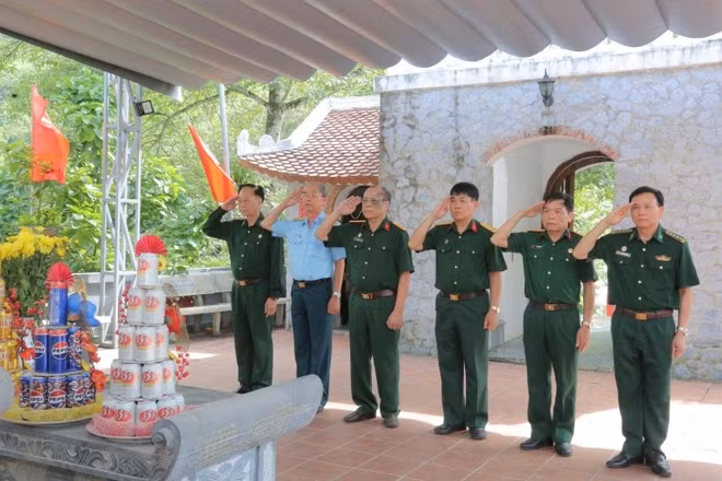 Đoàn cựu chiến binh dâng hương tưởng niệm tại Đền thờ Liệt sĩ.