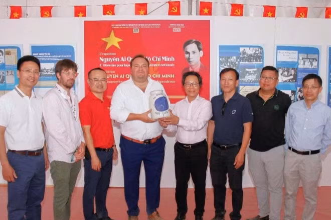 Đồng chí Vũ Mai Hoàng, Vụ trưởng-Trưởng Ban Công nghệ, Phó Chủ tịch Liên Chi hội Nhà báo Báo Nhân Dân (thứ tư từ phải sang) trao quà lưu niệm với đại diện báo Nhân đạo Pháp ngày 12/9. 
