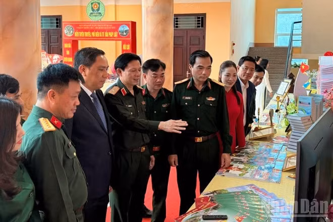 Lãnh đạo Quân khu 2 cùng lãnh đạo tỉnh Lào Cai tham quan sản phẩm báo chí tại hội nghị. (Ảnh: THANH SƠN)