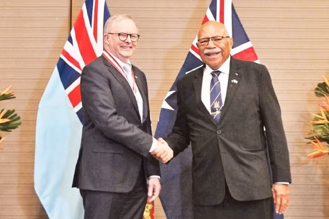 Hai Thủ tướng Australia và Fiji tại lễ ký thỏa thuận liên minh. (Ảnh: THE GUARDIAN)
