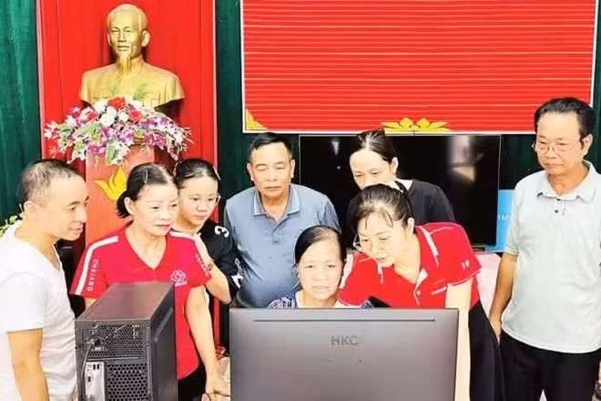Đào tạo các thủ tục liên thông tại Tổ dân phố số 4, phường Trung Sơn, tỉnh Ninh Bình. (Ảnh: THÁI HÒA) 