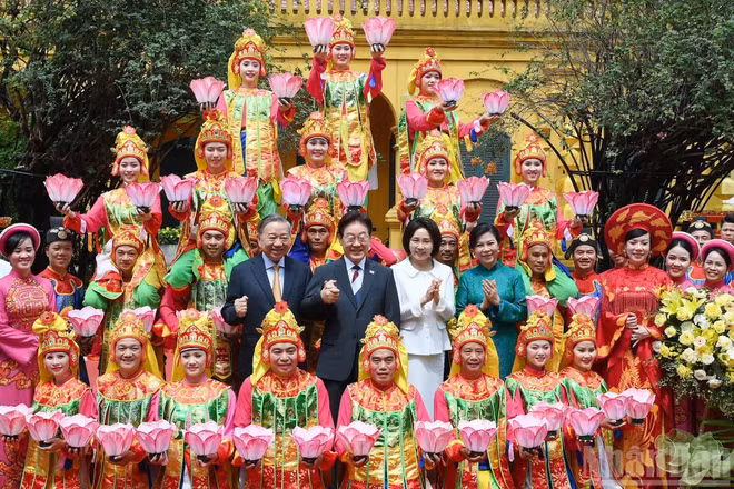 Tổng Bí thư, Chủ tịch nước Tô Lâm và Phu nhân Ngô Phương Ly cùng Tổng thống Hàn Quốc Lee Jae Myung và Phu nhân Kim Hye Kyung với các nghệ sĩ tham dự Chương trình hữu nghị đặc biệt. 