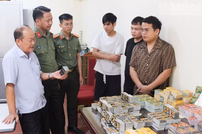 Đại tá Vì Quyền Chứ, Phó Giám đốc, Thủ trưởng cơ quan An ninh điều tra, Công an tỉnh (bên trái ảnh) trực tiếp xét hỏi các đối tượng.