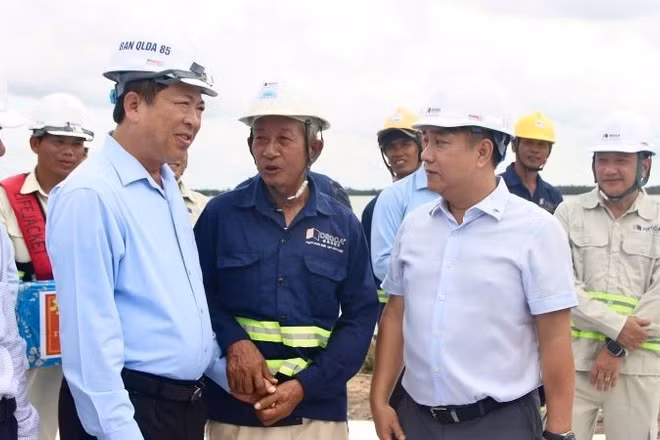 Bộ trưởng Xây dựng Trần Hồng Minh kiểm tra, trực tiếp thị sát dự án mở rộng đường cao tốc Thành phố Hồ Chí Minh-Trung Lương-Mỹ Thuận.