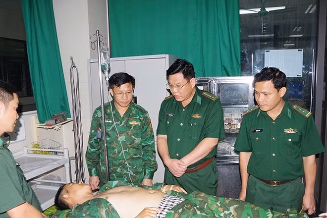Lãnh đạo Bộ đội Biên phòng tỉnh Thanh Hóa thăm hỏi, động viên đồng đội yên tâm điều trị vết thương.