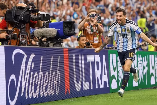 Cầu thủ Messi (đội tuyển Argentina) ăn mừng chiến thắng trong trận đấu thuộc bảng J (Ảnh: FIFA)