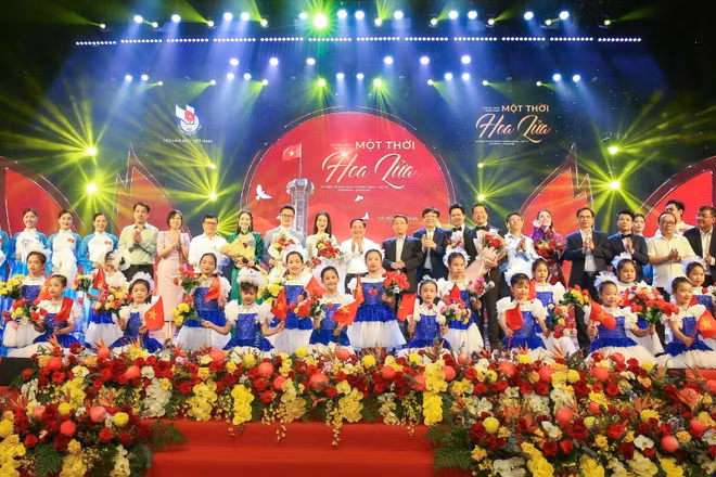 Các đại biểu và nghệ sĩ tại chương trình nghệ thuật chính luận “Một thời hoa lửa”. (Ảnh: SƠN HẢI)