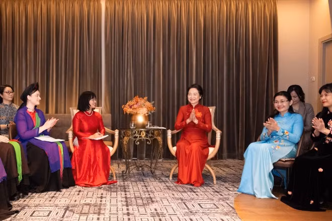 Phu nhân Chủ tịch Quốc hội Nguyễn Thị Thanh Nga giao lưu với Hiệp hội Nhịp cầu văn hóa Italia-Việt Nam. (Ảnh: daibieunhandan.vn)