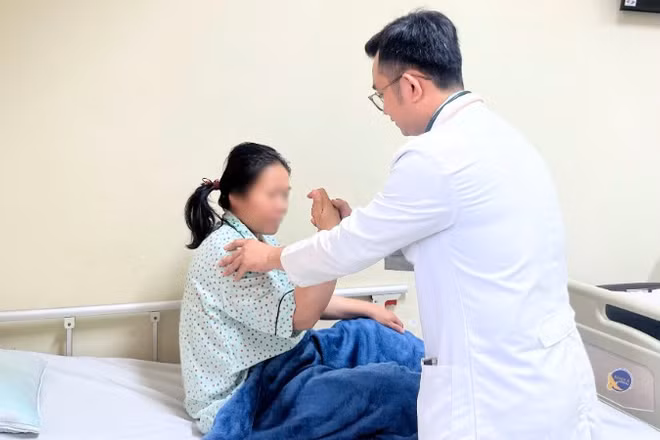 Bác sĩ thăm khám bệnh nhân sau đột quỵ. (Ảnh: Bệnh viện cung cấp)