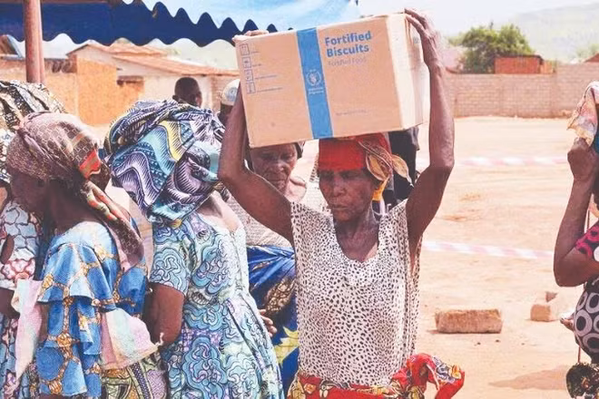 Người dân ở Nam Kivu, Cộng hòa Dân chủ Congo nhận hàng viện trợ.