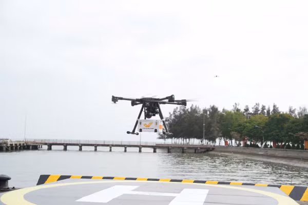 UAV đưa vào vận chuyển bưu kiện qua biển. (Ảnh: Bộ Khoa học và Công nghệ)