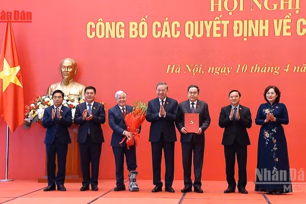 [Video] Tổng Bí thư, Chủ tịch nước Tô Lâm trao Quyết định của Bộ Chính trị chỉ định Đảng ủy Quốc hội nhiệm kỳ 2025 – 2030 