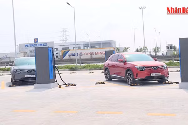 [Video] Trạm sạc phải dùng chung cho mọi xe điện từ giữa 2027 